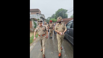 Amritsar police carried out coordinated raids across the district, focusing especially on villages along the Indo-Pak international border. (HT)