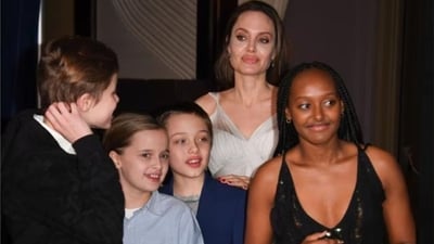 (L-R) Shiloh Jolie-Pitt, Vivienne Marcheline Jolie-Pitt, Knox Jolie-Pitt, Angelina Jolie and Zahara Marley Jolie-Pitt at the world premiere of Disney's Dumbo, 2019. (AFP)