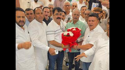 Madan Mohan Chaudhary being welcomed in Karnal.