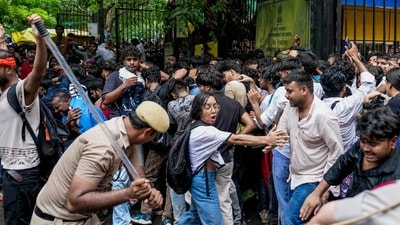 সোমবার দিল্লিতে ককরোচ জনতা পার্টির সংসদ অভিযানের সময় পুলিশি অ্যাকশন। (ছবি সৌজন্যে পিটিআই) সোমবার দিল্লিতে ককরোচ জনতা পার্টির সংসদ অভিযানের সময় পুলিশি অ্যাকশন। (ছবি সৌজন্যে পিটিআই)