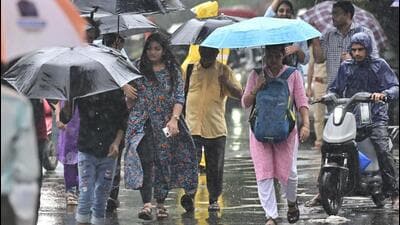 People commute amid monsoon showers in Mumbai. (Anshuman Poyrekar/HT Photo) People commute amid monsoon showers in Mumbai. (Anshuman Poyrekar/HT Photo)