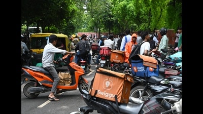 Supporters sending food and beverages online food delivery portals for the CJP protesters gathered at the demonstration site at Jantar Mantar, on Wednesday, July 22, 2026. (Vipin Kumar/Hindustan Times)