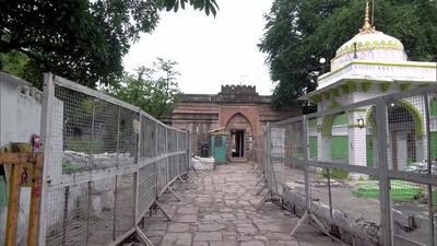 The Supreme Court ordered Muslims to offer prayers at a temporary place in an open area adjacent to the Bhojshala-Kamal Maula complex in Dhar, MP. (that I)