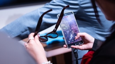 An attendee inspects a pair of Intelligent Eyewear smart glasses at a Samsung Unpacked launch event in London, UK, on July 22, 2026. (Bloomberg) An attendee inspects a pair of Intelligent Eyewear smart glasses at a Samsung Unpacked launch event in London, UK, on July 22, 2026. (Bloomberg)