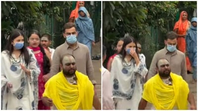 প্রেমানন্দ মহারাজের আশ্রমে বিরাট ও অনুষ্কা। প্রেমানন্দ মহারাজের আশ্রমে বিরাট ও অনুষ্কা।