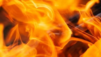 Horrifying video emerged as firefighters battled a rapidly spreading small fire in Alameda County, California. (no splash)
