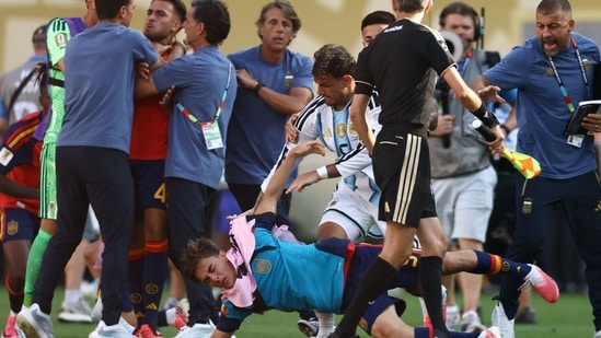 Leandro Paredes clashes with Gavi during the 2026 World Cup final.