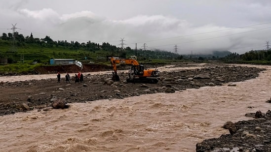 heavy rainfall lashed J&K's Rajouri district, prompting district administration and Rajouri Police to issue advisories asking residents to remain alert amid rising river water level