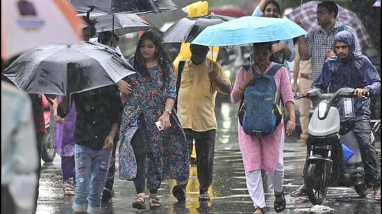 People commute amid monsoon showers in Mumbai. (Anshuman Poyrekar/HT Photo)
