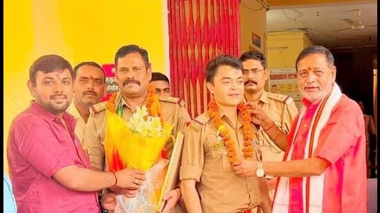Police personnel being felicitated after the recovery of buffaloes. (SOURCED)