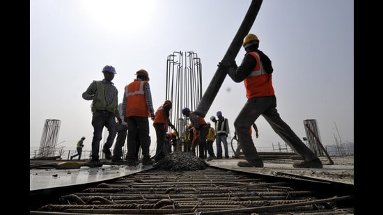 The reversal facility, coming up at Noida Electronic City station, will enable trains to reverse direction after completing their trips. (HT Archive)