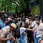 সোমবার দিল্লিতে ককরোচ জনতা পার্টির সংসদ অভিযানের সময় পুলিশি অ্যাকশন। (ছবি সৌজন্যে পিটিআই)