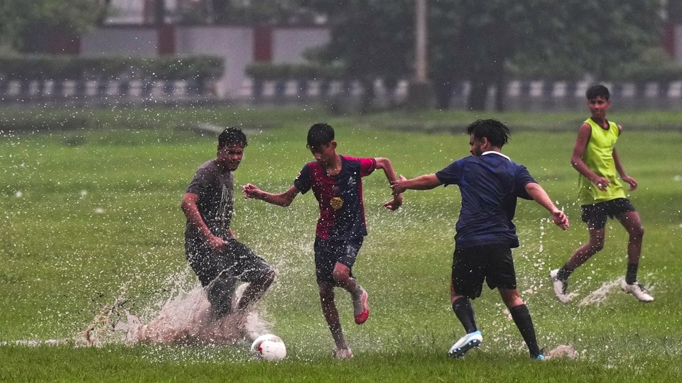 দক্ষিণের ৬ জেলায় ভারী বর্ষণের সতর্কতা, উত্তরবঙ্গে পরিবর্তনের ইঙ্গিত (ছবিটি প্রতীকী, সৌজন্যে পিটিআই)