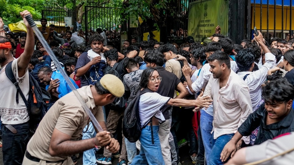 সোমবার দিল্লিতে ককরোচ জনতা পার্টির সংসদ অভিযানের সময় পুলিশি অ্যাকশন। (ছবি সৌজন্যে পিটিআই)