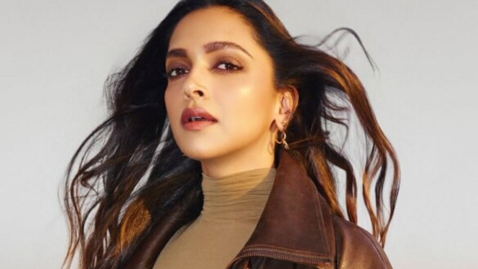 <p>రెండో సారి తల్లి కాబోతున్న దీపికా పదుకొణె మూడో ర్యాంకు సాధించింది. ఆమె ప్రెగ్నెన్సీ వార్తలు, రాకా షూటింగ్ అప్ డేట్స్ ఆమెకు పాపులారిటీ తెచ్చిపెట్టాయి. </p>(instagram)