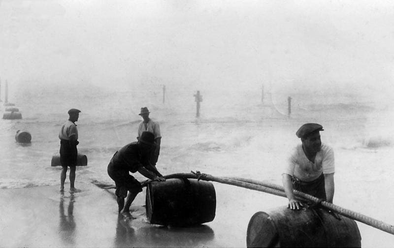 Archival image of an undersea cable being laid between New York and south Europe in 1925. The length of the cable was around 8,700km. (Courtesy: Wikimedia Commons/German Federal Archive)