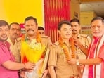 Police personnel being felicitated after the recovery of buffaloes. (SOURCED)