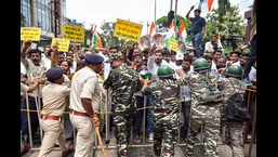Cong, BJP supporters clash during Ranchi protest Cong, BJP supporters clash during Ranchi protest