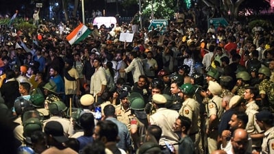 Police forces have been deployed extensively while demonstrators in large numbers continue their protest in support of the Justice and Development Party. (that I)