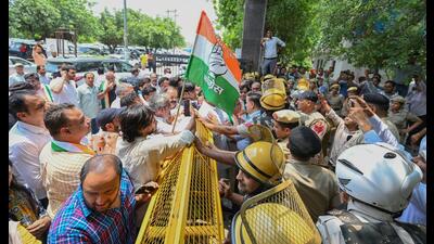 During the protest, a minor scuffle broke out at the main gate of the secretariat when the protesters. (Parveen Kumar/HT) During the protest, a minor scuffle broke out at the main gate of the secretariat when the protesters. (Parveen Kumar/HT)