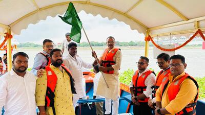 Mayor Ashok Tiwari flagging off e-boat at Namo Ghat, Varanasi. (HT Photo) Mayor Ashok Tiwari flagging off e-boat at Namo Ghat, Varanasi. (HT Photo)