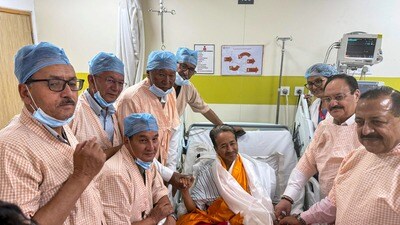 ఆసుపత్రిలో సోనమ్ వాంగ్చుక్తో కేంద్ర మంత్రులు.. (@Wangchuk66) ఆసుపత్రిలో సోనమ్ వాంగ్చుక్తో కేంద్ర మంత్రులు.. (@Wangchuk66)
