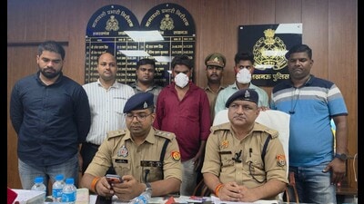 लखनऊ पुलिस ने साइबर नेटवर्क का भंडाफोड़ किया; तीन गिरफ्तार लखनऊ पुलिस ने साइबर नेटवर्क का भंडाफोड़ किया; तीन गिरफ्तार