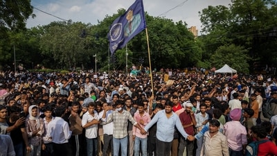 Supporters of India's Cockroach Janata Party (CJP) form a human chain to control demonstrators during the ongoing protests, two days after thousands of protesters marched towards parliament demanding the resignation of Education Minister Dharmendra Pradhan over examination paper leaks, at Jantar Mantar in New Delhi, India, July 22, 2026. REUTERS/Adnan Abidi (REUTERS)