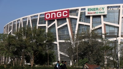 People walk past the office of the Oil and Natural Gas Corporation Limited (ONGC) in New Delhi (REUTERS/Fle)