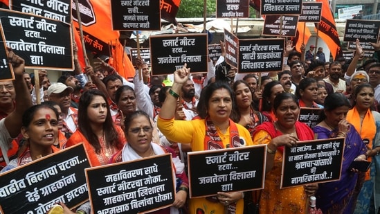 बिजली स्मार्ट मीटर लगाने को लेकर पूरे महाराष्ट्र में बड़े पैमाने पर भ्रम की स्थिति है और कई नागरिक इस परियोजना का विरोध कर रहे हैं। इस पृष्ठभूमि में, महाराष्ट्र नवनिर्माण सेना (मनसे) के कार्यकर्ताओं ने बुधवार को ठाणे के वागले एस्टेट में एमएसईबी (महावितरण) मंडल कार्यालय के बाहर विरोध प्रदर्शन किया। प्रदर्शन के दौरान, प्रदर्शनकारियों ने नारे लगाते हुए मांग की कि स्मार्ट मीटर उपभोक्ताओं पर नहीं थोपे जाने चाहिए और बुधवार, 22 जुलाई, 2026 को मुंबई, भारत के ठाणे में बिजली स्मार्ट मीटर की स्थापना पर अपना कड़ा विरोध व्यक्त किया। (फोटो: (प्रफुल्ल गांगुर्डे/हिंदुस्तान टाइम्स)