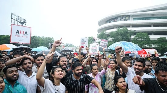 चिताएँ, कॉकरोच, फाँसी का सत्याग्रह: देश भर में प्रमुख विरोध प्रदर्शन | तस्वीरों में 13 रविवार को रायपुर के अंबेडकर चौक पर बारिश के बीच पर्यावरणविद् सोनम वांगचुक के समर्थन में लोगों ने विरोध प्रदर्शन में हिस्सा लिया।