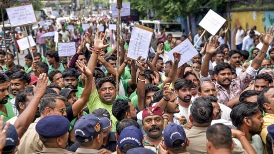 चिताएँ, कॉकरोच, फाँसी का सत्याग्रह: देश भर में प्रमुख विरोध प्रदर्शन | तस्वीरों में 23 बुधवार को देहरादून, उत्तराखंड में मानदेय में वृद्धि, नियमितीकरण और भर्ती सहित अपनी छह सूत्रीय मांगों को लेकर विरोध प्रदर्शन करते हुए उत्तराखंड सचिवालय की ओर मार्च के दौरान देहरादून नगर निगम के सफाई कर्मचारियों को उत्तराखंड पुलिस के जवानों ने रोक दिया।(पीटीआई)