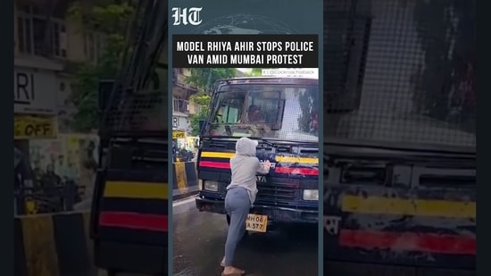 Mumbai Student Protest: Model Rhiya Ahir Stops Police Van - Video Goes Viral
