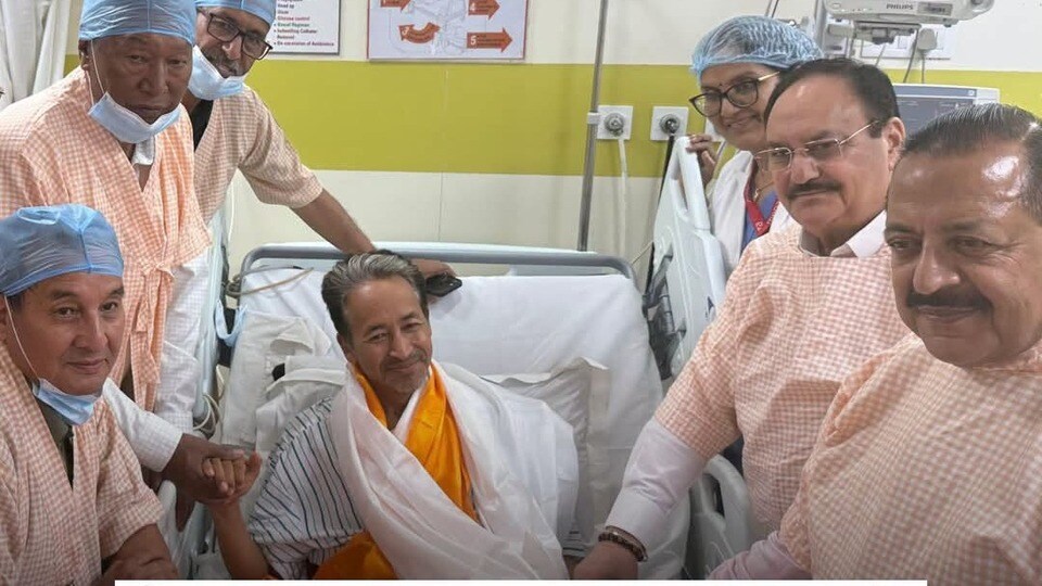 ২৬ দিন পর অনশন ভাঙলেন সোনাম ওয়াংচুক, বিজেপি নেতাদের উপস্থিতিতেই মুখে তুললেন খাবার