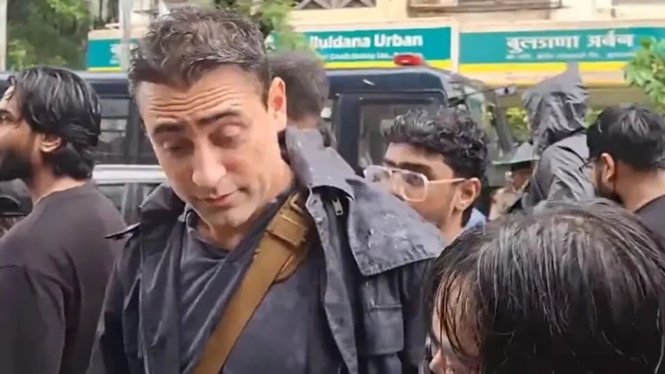 মুম্বইয়ের রাজপথে ইমরান খান! শিক্ষার্থীদের সঙ্গে হাঁটলেন মিছিলে, তুললেন ছবি
