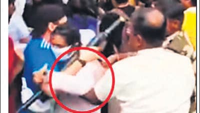 Video of Mumbai policeman inappropriately grabbing woman protester goes viral Video of Mumbai policeman inappropriately grabbing woman protester goes viral