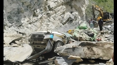 According to police, the vehicle, bearing registration number HP-01M-2210, was travelling from Kullu to Pangi valley with 13 people on board. (HT Photo)