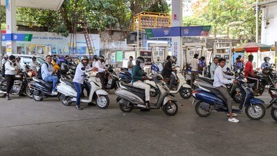 আন্তর্জাতিক বাজারে অপরিশোধিত তেলের দাম ব্যারেলপিছু ১০ ডলার বাড়লে তেল বিপণন সংস্থাগুলির প্রতি লিটারে প্রায় ৬ টাকা পর্যন্ত অতিরিক্ত ব্যয় হতে পারে। (PTI)