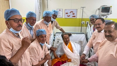 টানা ২৬ দিন অনশনের পর বৃহস্পতিবার গভীর রাতে কেন্দ্রীয় সরকারের তরফে কয়েকটি গুরুত্বপূর্ণ আশ্বাস পাওয়ার পর অনশন ভাঙার সিদ্ধান্ত নেন সোনম ওয়াংচুক। (@Wangchuk66) টানা ২৬ দিন অনশনের পর বৃহস্পতিবার গভীর রাতে কেন্দ্রীয় সরকারের তরফে কয়েকটি গুরুত্বপূর্ণ আশ্বাস পাওয়ার পর অনশন ভাঙার সিদ্ধান্ত নেন সোনম ওয়াংচুক। (@Wangchuk66)