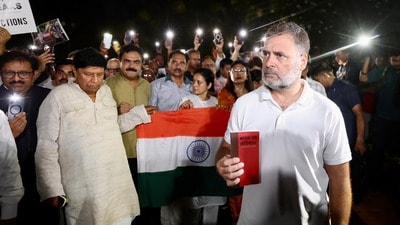 విద్యార్థులను బెదిరిస్తారా?: డీయూ అడ్వైజరీపై రాహుల్ గాంధీ మండిపాటు (Hindustan Times) విద్యార్థులను బెదిరిస్తారా?: డీయూ అడ్వైజరీపై రాహుల్ గాంధీ మండిపాటు (Hindustan Times)