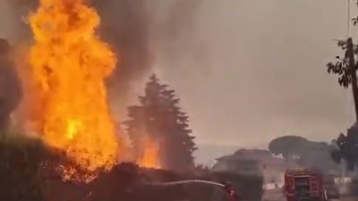 UME personnel fighting a wildfire in San Martín de Valdeiglesias, Madrid. In Spain, a fire broke out on the afternoon of July 22 in Almorox, near Toledo, southwest of Madrid, leading to the evacuation of several municipalities in the area and the lockdown of one of them, emergency services announced on X. Reflecting the rapid spread of the fire, authorities and emergency services twice sent an alert message to all mobile phones in the area to warn of the situation. (AFP) UME personnel fighting a wildfire in San Martín de Valdeiglesias, Madrid. In Spain, a fire broke out on the afternoon of July 22 in Almorox, near Toledo, southwest of Madrid, leading to the evacuation of several municipalities in the area and the lockdown of one of them, emergency services announced on X. Reflecting the rapid spread of the fire, authorities and emergency services twice sent an alert message to all mobile phones in the area to warn of the situation. (AFP)