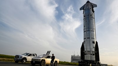 FILE PHOTO: Starship 40 rolls out of the SpaceX production facility toward the launch pad as preparations continue for the 13th test flight of the Starship spacecraft and the Super Heavy v3 booster in Starbase, Texas, U.S., July 15, 2026. REUTERS/Steve Nesius/File Photo (REUTERS)