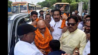 Uttar Pradesh Congress Committee president and former minister Ajay Rai being welcomed in Prayagraj on Friday (HT Photo)