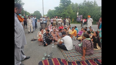 Villagers protesting at the Hoshiarpur-Chandigarh bypass on Friday. (HT Photo)