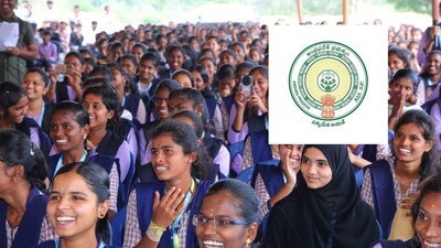 <p>ప్రభుత్వ సేవలను నేరుగా ప్రజల చేతిలోని మొబైల్ ఫోన్లలోకే తీసుకెళ్లే లక్ష్యంతో రాష్ట్ర ప్రభుత్వం 'మన మిత్ర' వాట్సాప్ సేవలను ప్రవేశపెట్టింది. ఇందులో భాగంగా 'తల్లికి వందనం' పథకం పురోగతి, ఖాతాల్లో డబ్బులు జమ అయిన వివరాలు, దరఖాస్తు పెండింగ్లో ఉందా లేదా ప్రాసెస్ పూర్తయిందా అనే అంశాలను క్షణాల్లో తెలుసుకునేందుకు వీలు కల్పించారు. </p> <p>ప్రభుత్వ సేవలను నేరుగా ప్రజల చేతిలోని మొబైల్ ఫోన్లలోకే తీసుకెళ్లే లక్ష్యంతో రాష్ట్ర ప్రభుత్వం 'మన మిత్ర' వాట్సాప్ సేవలను ప్రవేశపెట్టింది. ఇందులో భాగంగా 'తల్లికి వందనం' పథకం పురోగతి, ఖాతాల్లో డబ్బులు జమ అయిన వివరాలు, దరఖాస్తు పెండింగ్లో ఉందా లేదా ప్రాసెస్ పూర్తయిందా అనే అంశాలను క్షణాల్లో తెలుసుకునేందుకు వీలు కల్పించారు. </p>