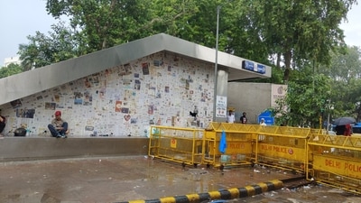 Glass panels at entry of Janpath metro station covered with newspapers (HT) Glass panels at entry of Janpath metro station covered with newspapers (HT)