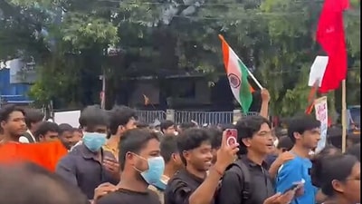সিজেপি-বিক্ষোভের আঁচ কলকাতায়! উত্তাল ধর্মতলা, মিছিল থেকে জুতো, পাল্টা পুলিশ সিজেপি-বিক্ষোভের আঁচ কলকাতায়! উত্তাল ধর্মতলা, মিছিল থেকে জুতো, পাল্টা পুলিশ
