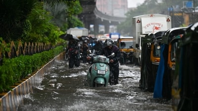 Motorists drive through waterlogged roads as heavy rains lash Mumbai. (HT Photo)