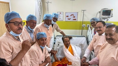 Social activist Sonam Wangchuk with Union Health Minister JP Nadda, Union Minister of State Jitendra Singh and Apex Budi of Ladakh at Medanta Hospital after Wangchuk ended his 26-day indefinite hunger strike at Medanta Hospital in Gurugram. (@wangchuk66)