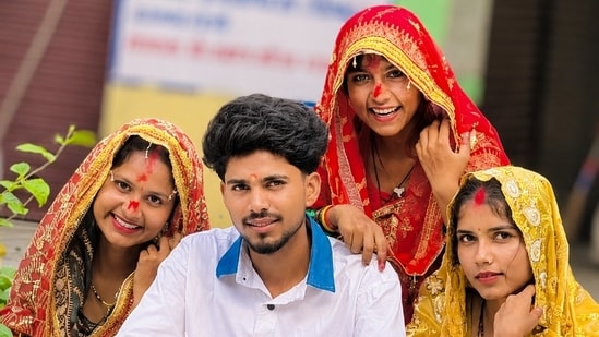 Three sisters from UP's Amroha married their cameraman, named Vikas.